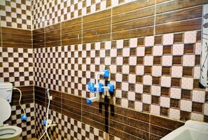 Kahden hengen comfort-huone | Kylpyhuone | Ilmaiset hygieniatuotteet, pyyhkeet, saippua, sampoo