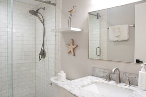 Sèche-cheveux, serviettes fournies, savon, shampoing