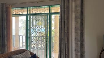 Superior Double or Twin Room, Balcony, Beach View | Living area