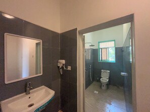 Superior Double or Twin Room, Balcony, Beach View | Bathroom