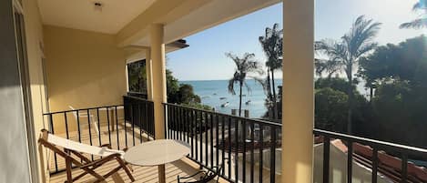 Chambre supérieure double ou avec lits jumeaux, balcon, vue sur la plage | Terrasse/patio