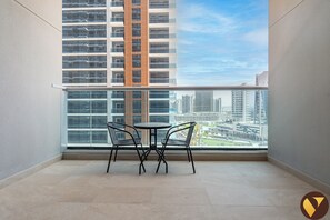 Studio Affaires, 1 très grand lit et 1 canapé-lit, balcon, vue ville | Vue depuis le balcon