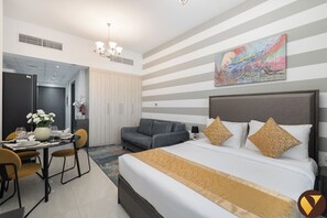 Studio Affaires, 1 très grand lit et 1 canapé-lit, balcon, vue ville | Draps en coton égyptien, literie de qualité supérieure