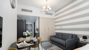 Business Studio, 1 Katil Raja (King) dengan Katil Sofa, Balcony, City View | Ruang tamu | 65 inci sebuah televisyen pintar dengan kabel 