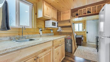 Fridge, stovetop, coffee/tea maker, toaster