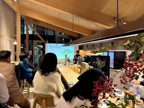 Ảnh chưa phân loại, 2 trong số 18 ảnh, nút