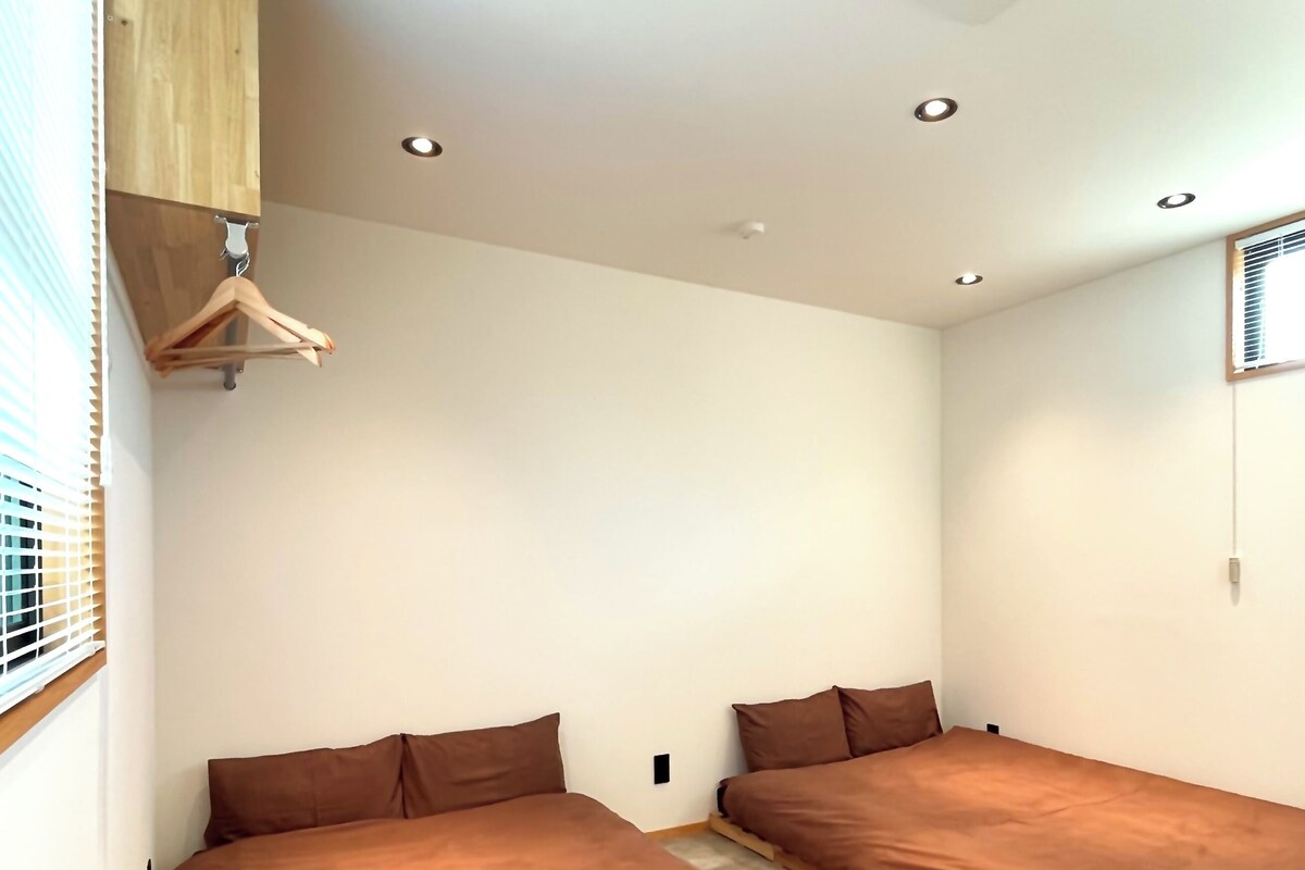Economy Twin Room | Iron/ironing board (on request), free WiFi, bed sheets