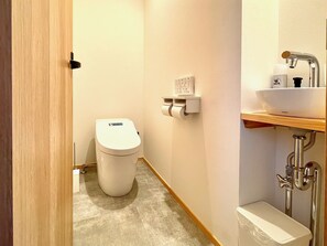 Douche, articles de toilette gratuits, sèche-cheveux, chaussons