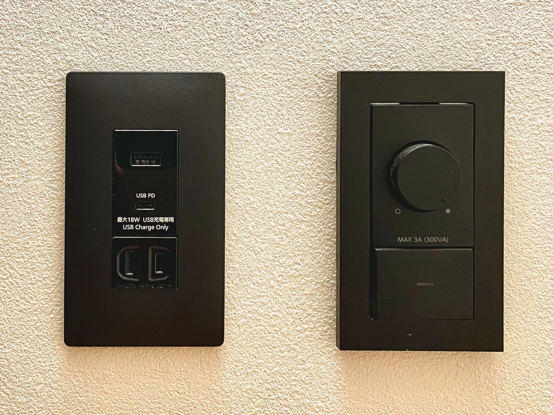 Zwei schwarze Stromkästen, einer mit USB PD Anschluss und der andere mit einem kreisförmigen Drehregler, an einer strukturierten Wand angebracht.