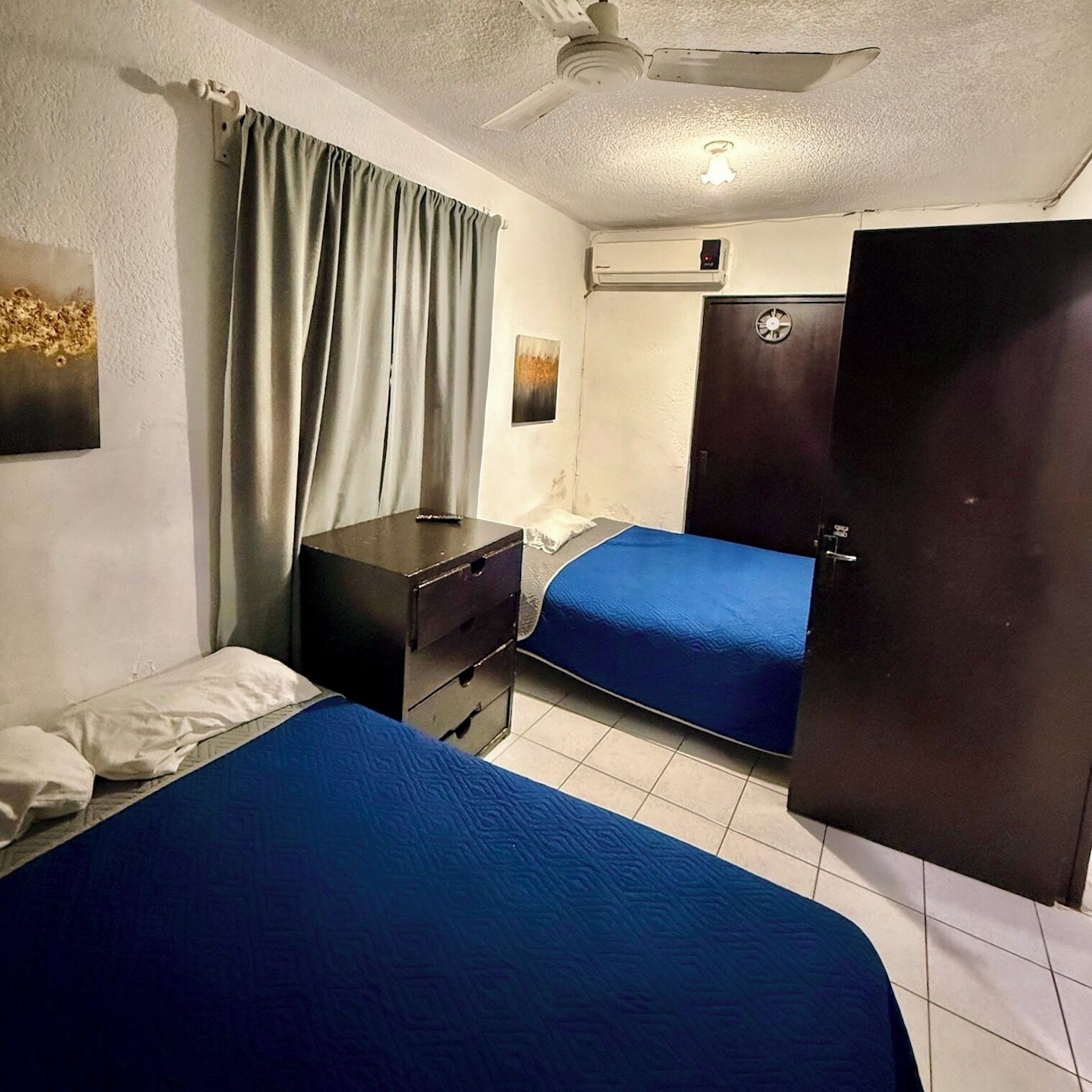 3 quartos, acesso à internet, roupa de cama