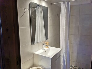 Towels, soap, toilet paper - Cozy 1-bedroom apartment in charming Kalo Horio village with AC (Agios Nikolaos)