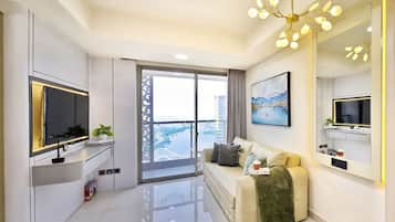 Apartamento, 3 habitaciones, vistas a la ciudad | Zona de estar | Smart TV de 43 pulgadas con canales por cable