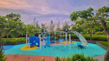 Zona de juegos infantil al aire libre