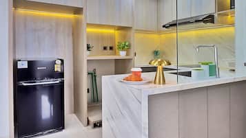 Apartamento, 3 habitaciones, vistas a la ciudad | Cocina privada | Frigorífico, microondas, placa de cocina y utensilios de cocina