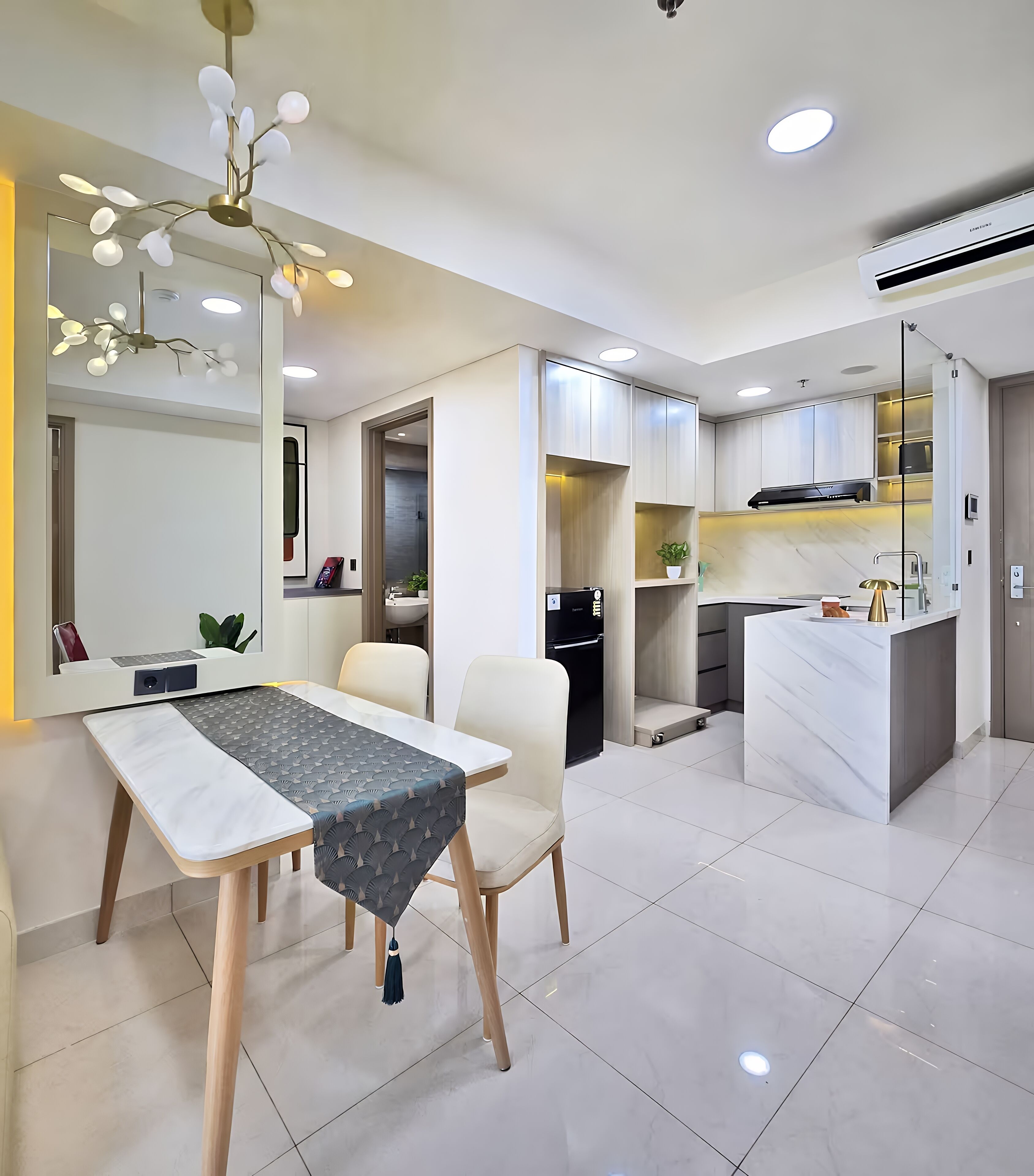 Apartamento, 3 habitaciones, vistas a la ciudad | Zona de estar | Smart TV de 43 pulgadas con canales por cable