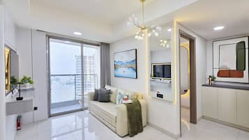 Apartamento, 3 habitaciones, vistas a la ciudad | Zona de estar | Smart TV de 43 pulgadas con canales por cable