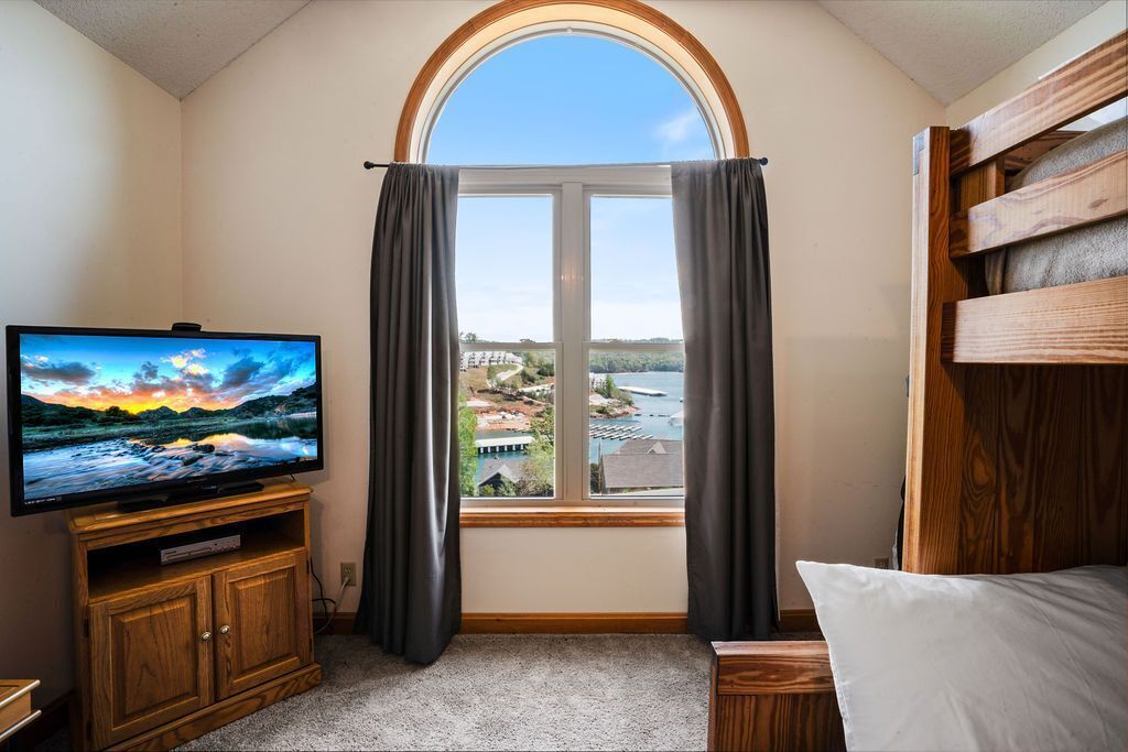 4 bedrooms, desk, WiFi, bed sheets