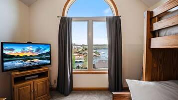 4 bedrooms, desk, WiFi, bed sheets