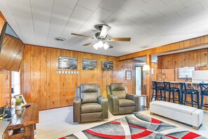 TV, fireplace, books - 2 Mi to MSU Campus! Family Abode w/ Spacious Yard (Starkville)