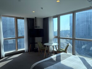 Phòng đôi Deluxe, quang cảnh thành phố | Bàn, màn/rèm cản sáng, truy cập Internet không dây miễn phí 