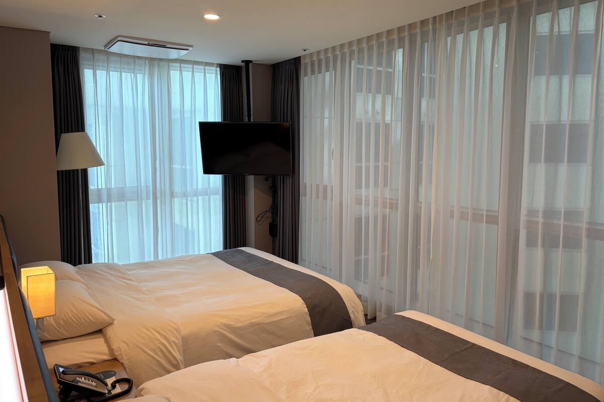 Superior tvåbäddsrum - utsikt mot staden | Skrivbord, mörkläggningsgardiner och gratis wi-fi