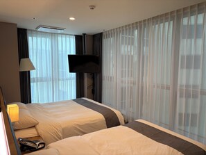 Habitación superior con 2 camas individuales, vista a la ciudad | Escritorio, cortinas blackout y wifi gratis 