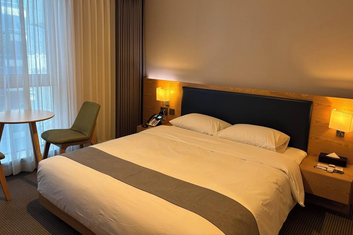 Phòng đôi Tiêu chuẩn, quang cảnh thành phố | Bàn, màn/rèm cản sáng, truy cập Internet không dây miễn phí