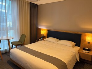 Phòng đôi Tiêu chuẩn, quang cảnh thành phố | Bàn, màn/rèm cản sáng, truy cập Internet không dây miễn phí 