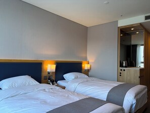 Habitación estándar con 2 camas individuales, vista a la ciudad | Escritorio, cortinas blackout y wifi gratis 