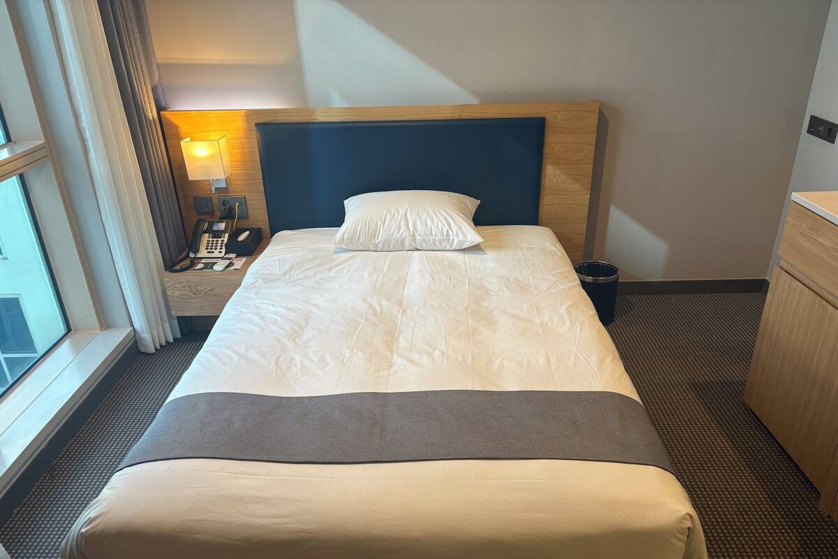 Phòng đơn Tiêu chuẩn, quang cảnh thành phố | Bàn, màn/rèm cản sáng, truy cập Internet không dây miễn phí