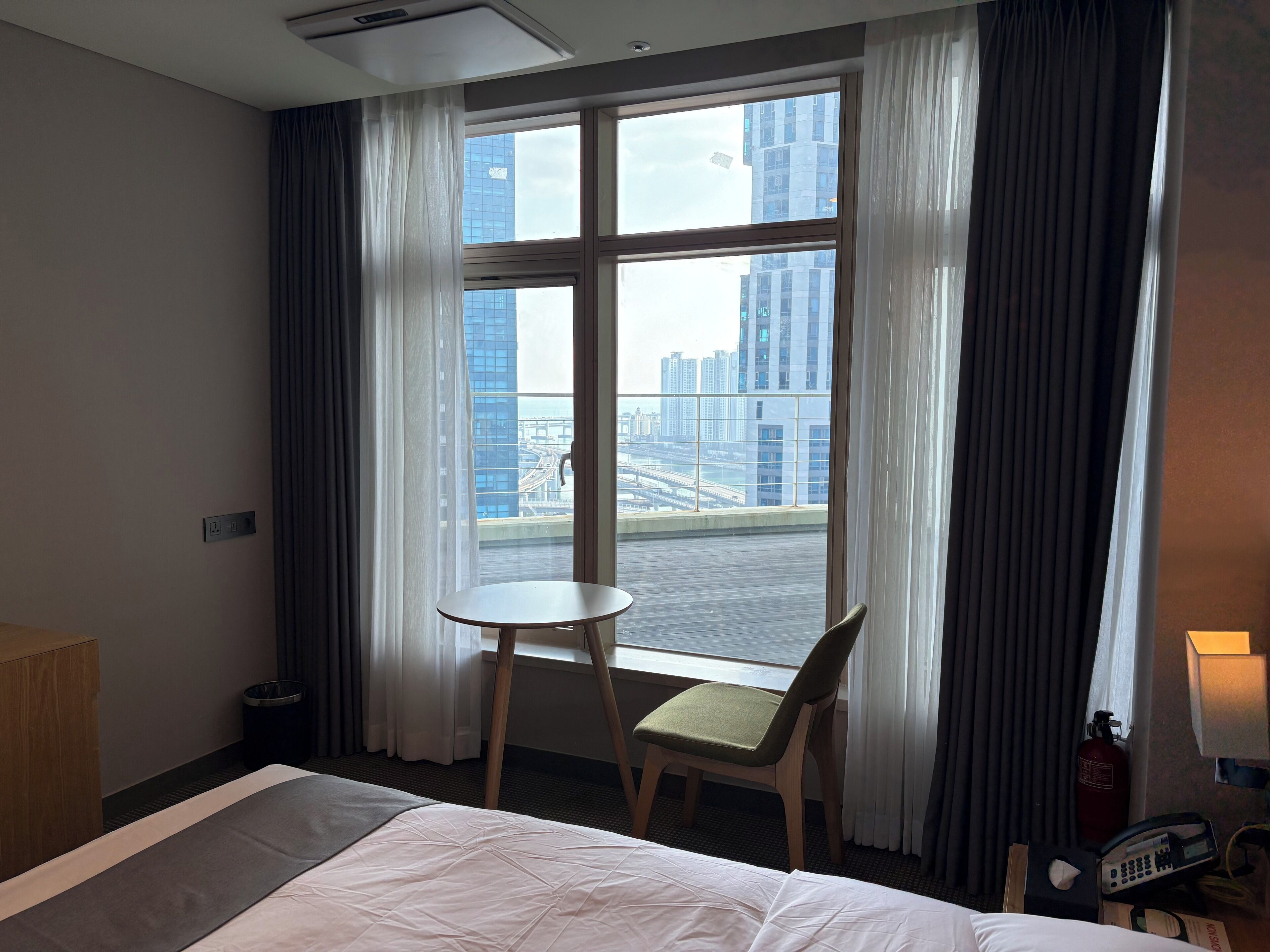 Phòng đôi Superior, quang cảnh một góc biển | Bàn, màn/rèm cản sáng, truy cập Internet không dây miễn phí 