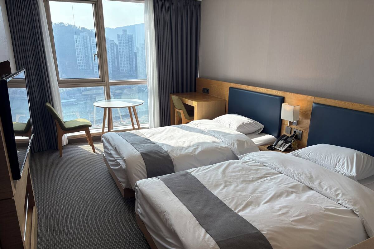 Tvåbäddsrum Deluxe - utsikt mot floden | Skrivbord, mörkläggningsgardiner och gratis wi-fi