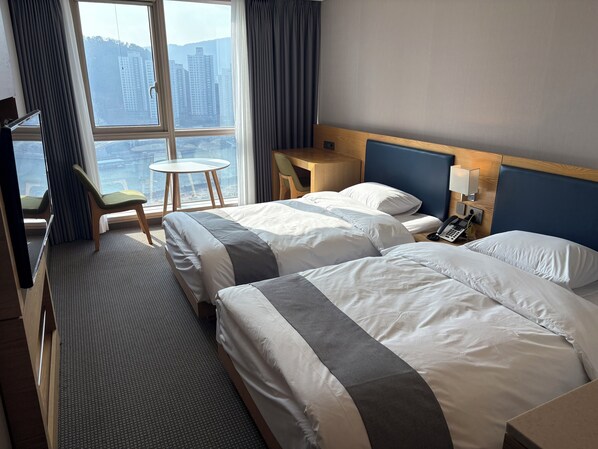 豪華雙床房, 河景 | 書桌、遮光窗簾/窗簾、免費 Wi-Fi