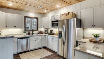 Réfrigérateur, micro-ondes, plaque de cuisson, lave-vaisselle