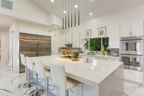 Fridge, microwave, stovetop, dishwasher - 8,100-Sq-Ft Parkland Estate w/ Luxe Outdoor Oasis! (Parkland)