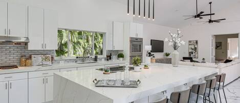 Fridge, microwave, stovetop, dishwasher