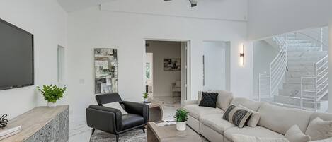 Fernseher, Tischtennisplatte, Bücher