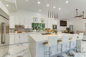 Fridge, microwave, stovetop, dishwasher - 8,100-Sq-Ft Parkland Estate w/ Luxe Outdoor Oasis! (Parkland)