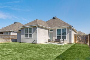 Exterior - Texas A&M Game Day Hub: Family Retreat w/ Yard (Bryan)