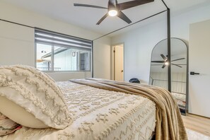 2 bedrooms, iron/ironing board, Internet, bed sheets - Snowbird Haven w/ Hot Tub! 3 Mi to Dtwn Chandler (Chandler)