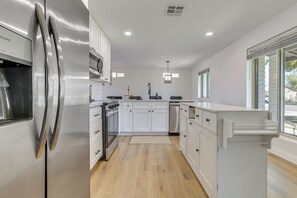 Fridge, microwave, stovetop, dishwasher