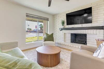 Snowbird Haven w/ Hot Tub! 3 Mi to Dtwn Chandler