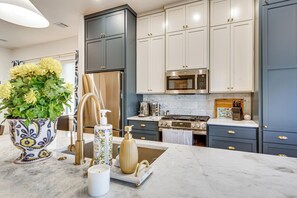 Réfrigérateur, micro-ondes, plaque de cuisson, lave-vaisselle