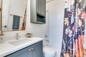 Secador de cabelo, toalhas de banho