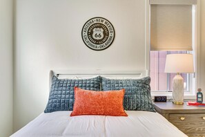 3 quartos, escrivaninha, ferros/tábuas de passar roupa