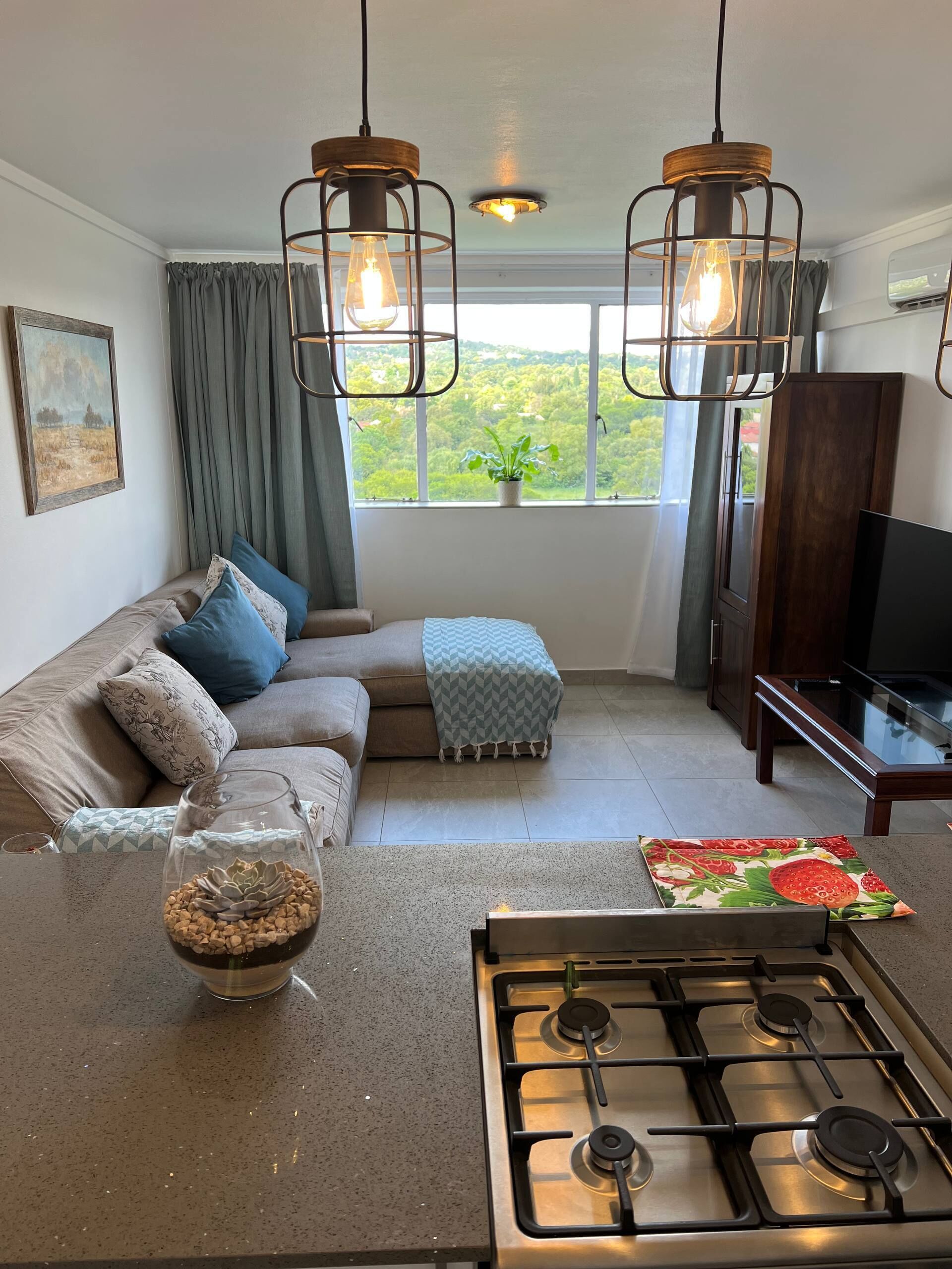 Appartement Confort, non-fumeurs, vue montagne | Coin séjour | TV connectée de 55 pouces avec chaînes par satellite