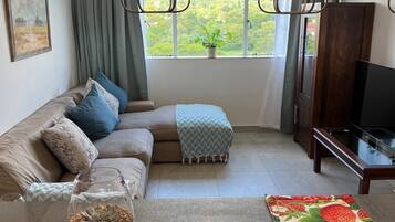 Appartement Confort, non-fumeurs, vue montagne | Coin séjour | TV connectée de 55 pouces avec chaînes par satellite