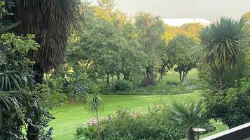 Comfort Condo, 1 Queen Bed | Balcony