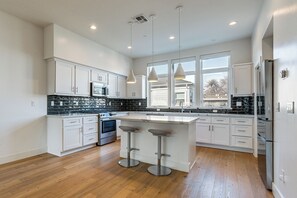 Fridge, microwave, stovetop, dishwasher - Walkable! Extended Stay 1 Mi to Dtwn Sacramento (Sacramento)