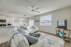 TV, fireplace, books - Shuttle to the Beach! Spacious Home in Millville (Millville)